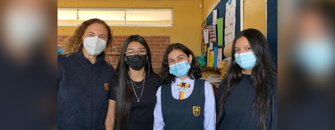 Profesora Isabel Marín y un grupo de alumnas de Almendral realizan proyecto bilingüe en radio comunal de La Pintana