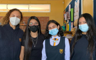 Profesora Isabel Marín y un grupo de alumnas de Almendral realizan proyecto bilingüe en radio comunal de La Pintana