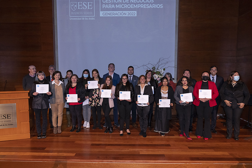 Apoderados de los colegios de la Fundación Nocedal se titulan de diplomado en Escuela de Negocios de la Universidad de los Andes