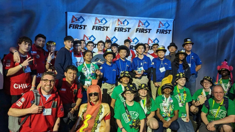 Alumnos del colegio PuenteMaipo de Bajos de Mena logran importante reconocimiento en el Mundial de Robótica en USA