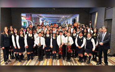Orquesta del Colegio Nocedal y Coro del Colegio Almendral interpretan el Himno Nacional en ENADE 2025