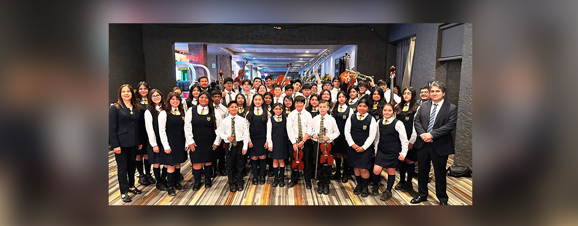 Orquesta del Colegio Nocedal y Coro del Colegio Almendral interpretan el Himno Nacional en ENADE 2025