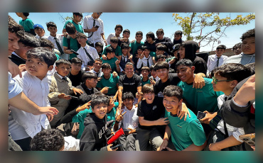 Destacados ex futbolistas visitan colegios de la fundación