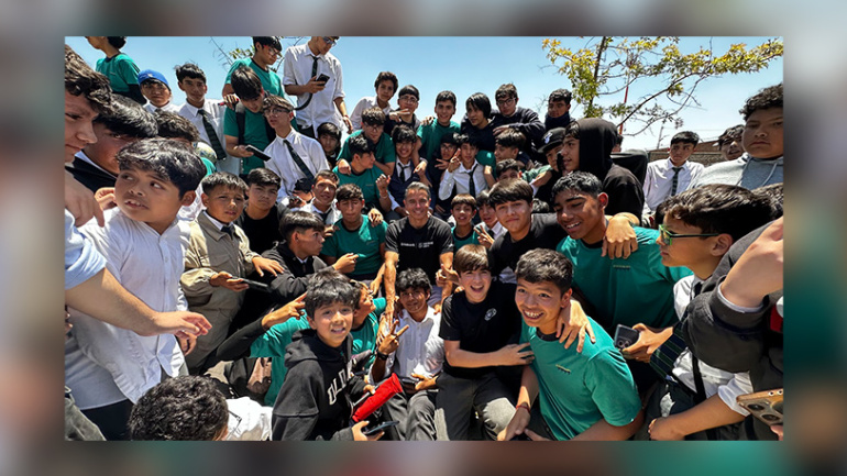 Destacados ex futbolistas visitan colegios de la fundación