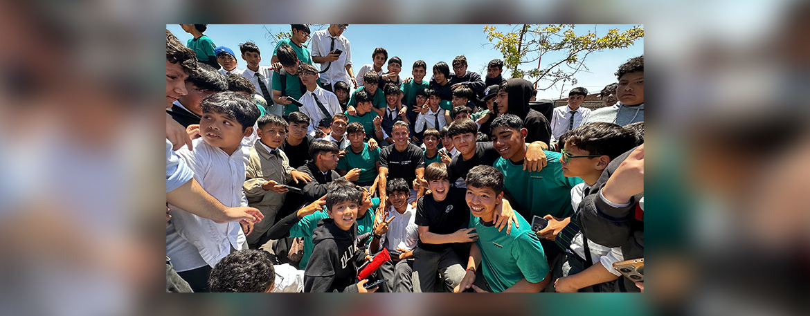 Destacados ex futbolistas visitan colegios de la fundación